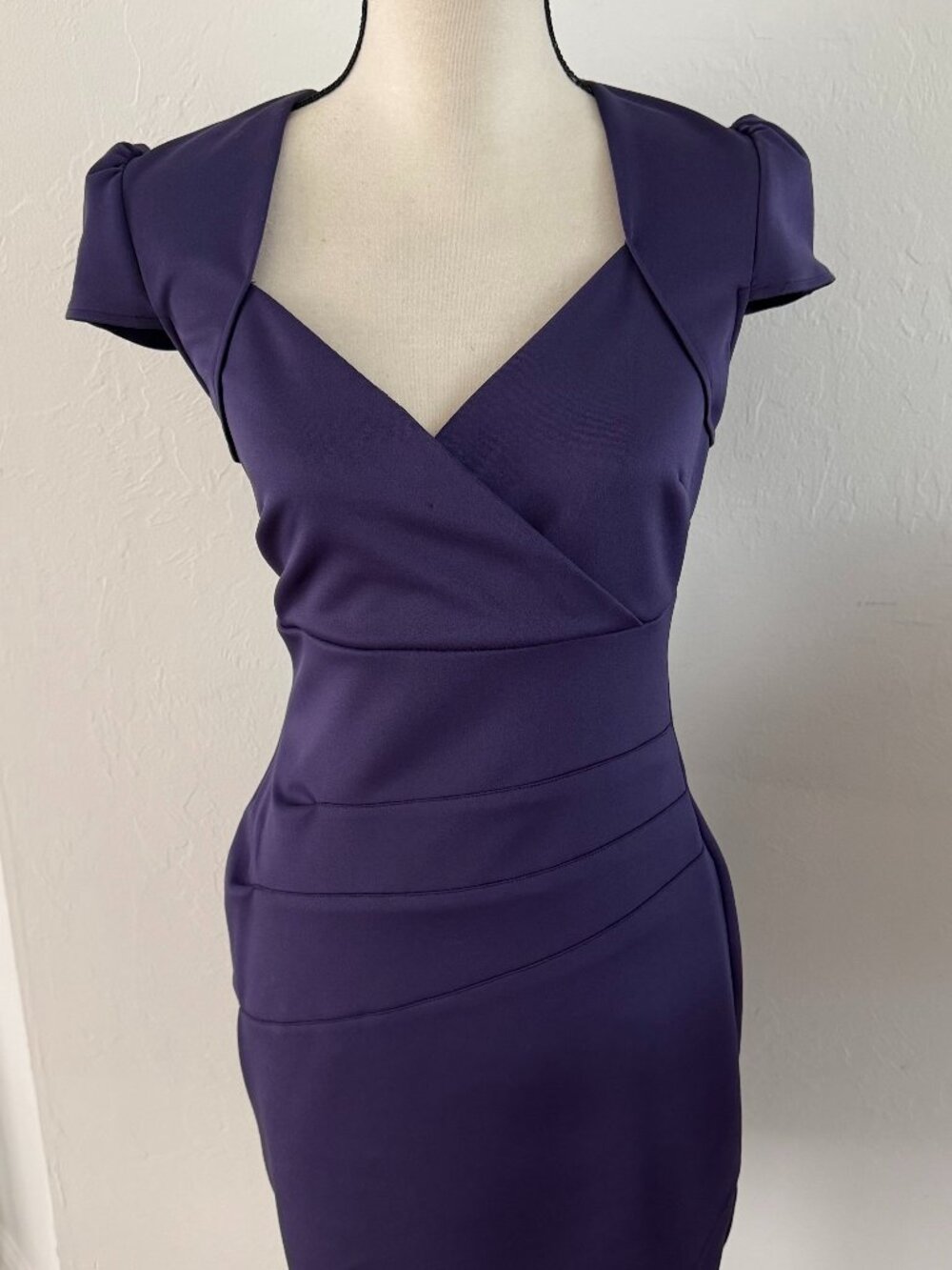 GUESS Los Angeles Purple Sweetheart Ruched Bodycon Dress Cap Sleeve Size 6 Wrap